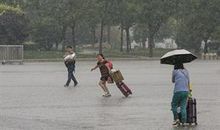 风雨中的清洁工