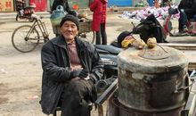 卖烤红薯的大妈