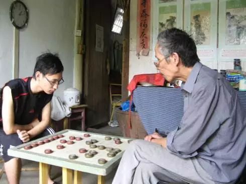 喜欢下棋的爸爸