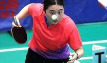 有趣的夹乒乓球比赛