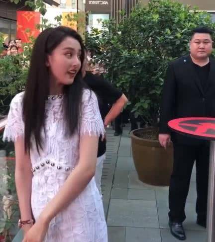 向赵路人鞠躬
