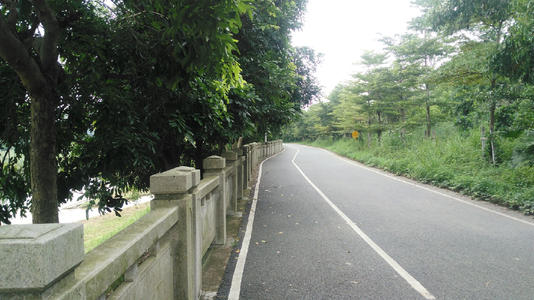河边的路