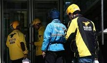 向外卖小哥鞠躬