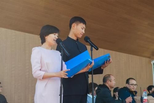 运动会主持人