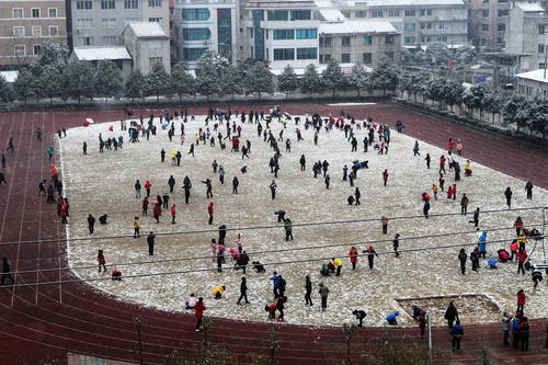 去操场玩雪