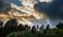 走在农村的路上