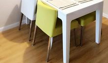 餐桌前的一家子