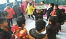 别开生面的抢糖果比赛