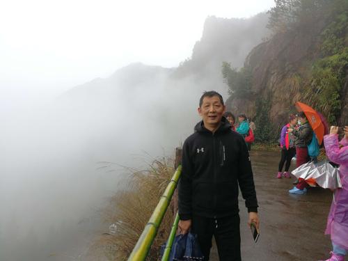 秋季郊游在雨中