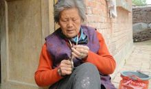 妈妈的白发不是老