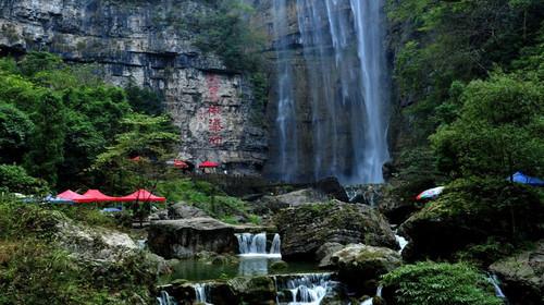 游览三峡瀑布