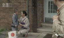 藏在妈妈身后的我