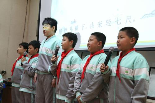 伴随着诗歌和书籍，内在的轻松