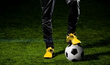 跟足球