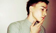 瞬间，我变成了她