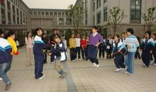 紧张的长绳比赛