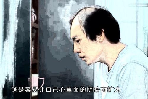 她在角落里