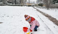 在冬天的雪地玩