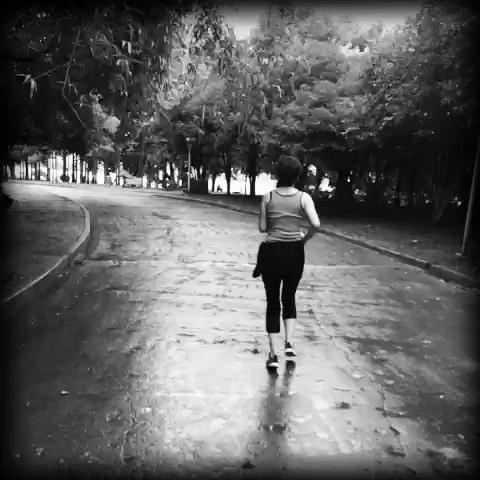 晨雨中奔跑