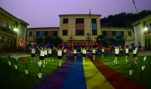 瞧我们是多么友爱的一家