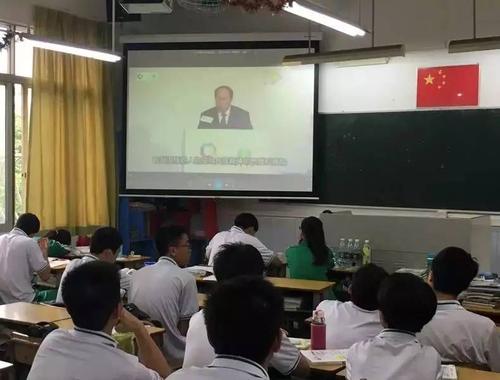 努力成为四个年轻人的演讲
