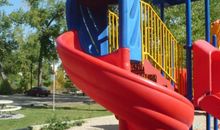 旋转“冰”滑梯