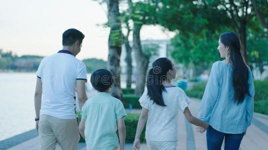 河畔漫步