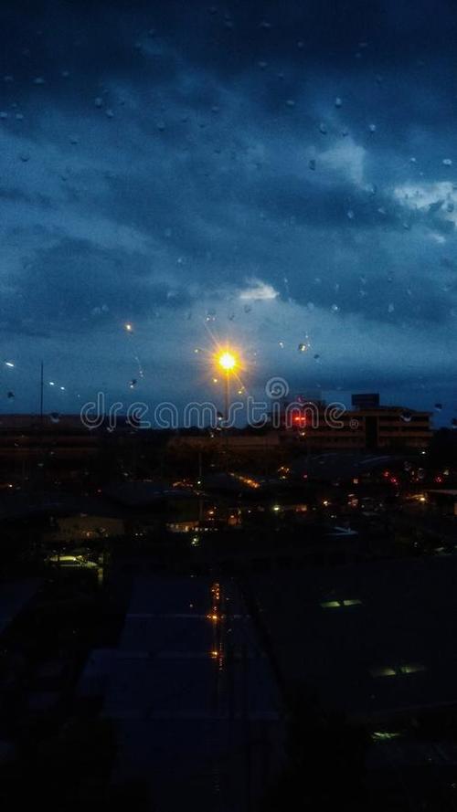 他在下雨夜