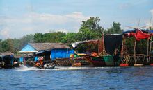 巨大的洞里萨河湖