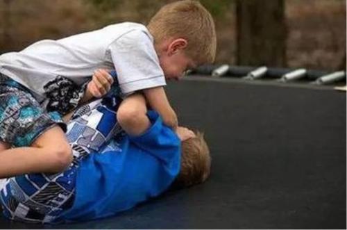 父母不认为手机是“孩子”