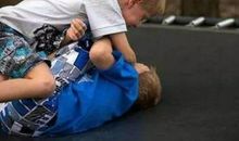 家长们别把手机当“孩子”