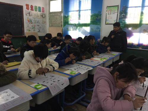 莫香在手指间离开