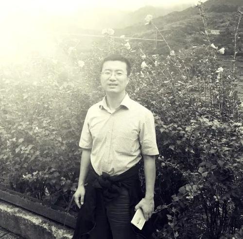 象牙塔直接与黄土相连