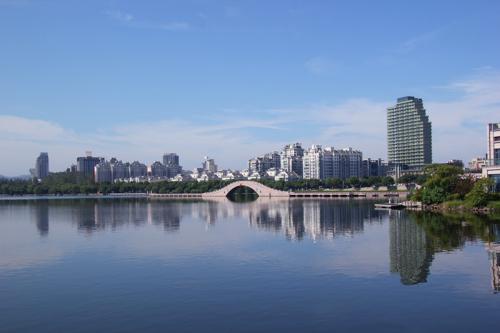在瓜竹湖岸边散步