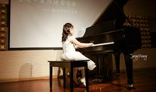 我是个会弹钢琴的小姑娘