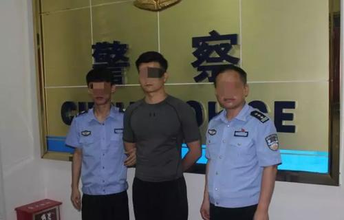 爷爷在学校门口