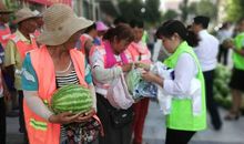 给环卫工人送水