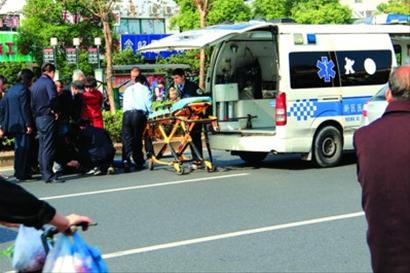 坐私家车去学校