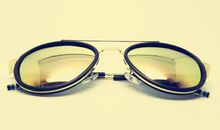 那一双湛蓝的眼镜