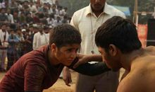 观摔跤吧爸爸有感