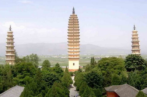 雄伟的三塔