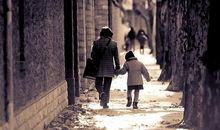 在母亲的陪伴下成长