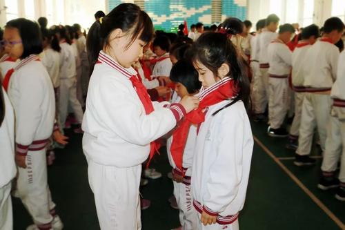 戴一条红围巾
