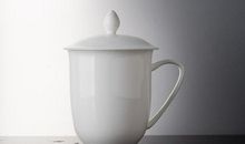 月光下的白瓷杯