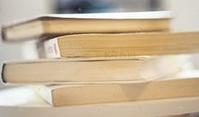 书本“叠罗汉”