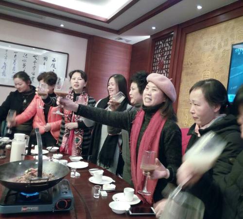 红色的尘土就像雨，太阳穴上结霜