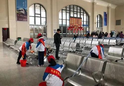 干净的桌子和椅子