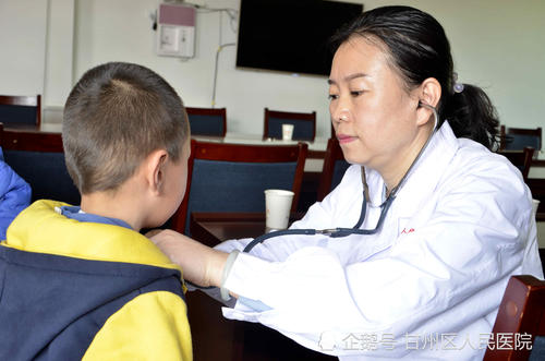 大手牵小手，爱传递温暖