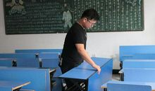 清洗桌椅“大扫除”