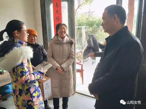 大手牵小手，冬天将爱变成温暖的阳光